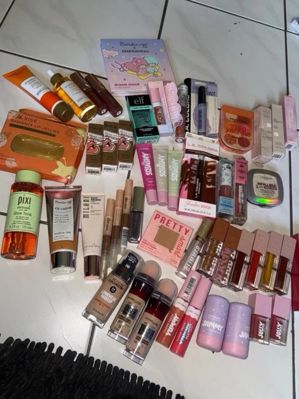 Assorted makeup bundle - Picture 3 of 3